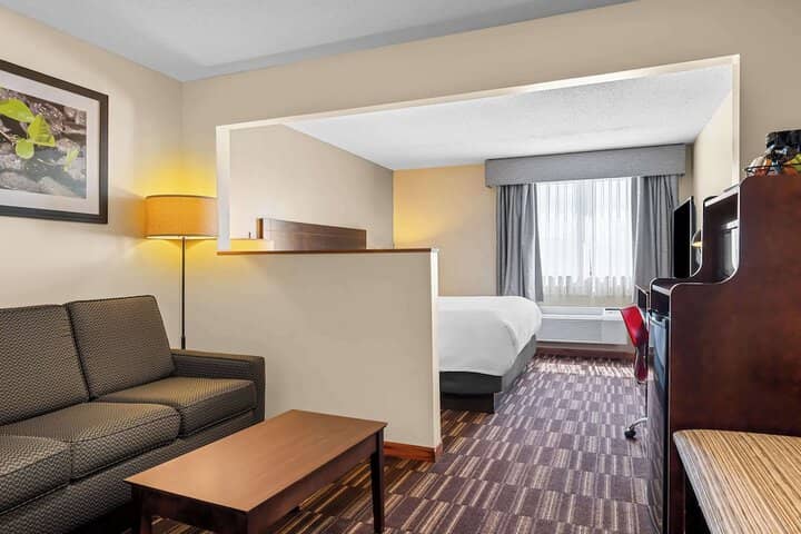 Room 6 of 28